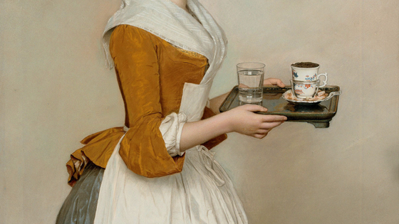 Jest to fragment obrazu "Czekoladziarka", służacą stoi bokiem i niesie tacę, na której znajduje się filiżanka z czekoladą i szklanka z wodą. Dziewczyna jest ubrana w biały fartuch, szarą spódnicę i musztardową bluzkę z grubego materiału.