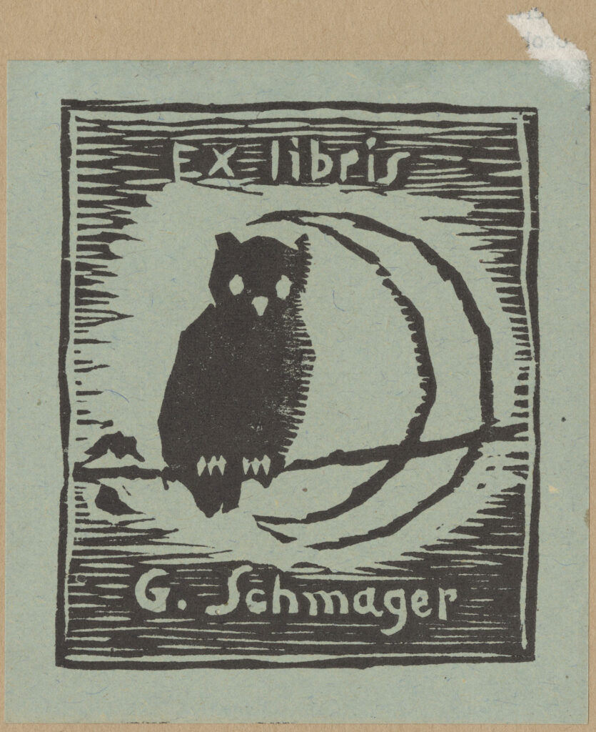 Na gałęzi siedzi czarna sowa, za nią znajduję się duży księżyc-banan. Napis: Ex libris G. Schmager.
