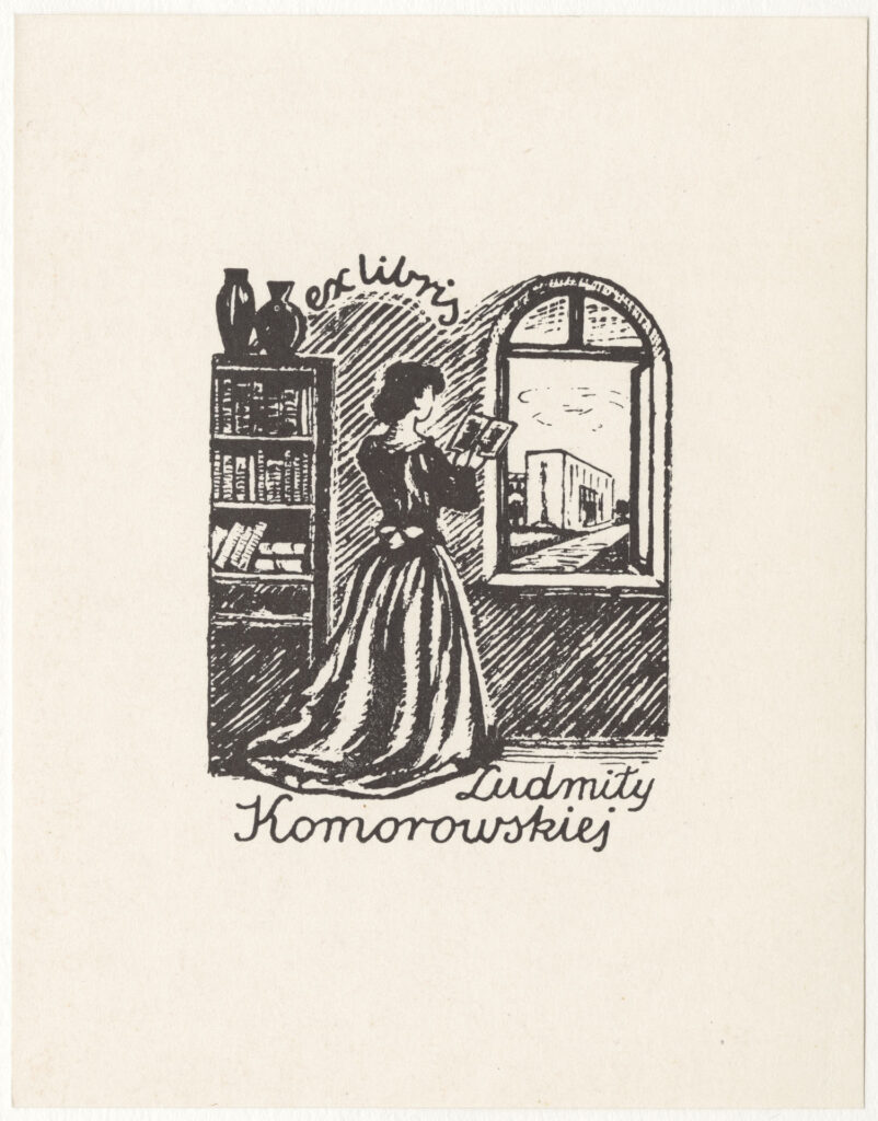Młoda kobieta ubrana w długą suknię czyta książkę stojąc przed oknem. Za oknem widać budynek i drogę. Obok kobiety stoi regał z książkami oraz dwoma wazonami na szczycie. Obrazek zdobi napis: "ex libris Ludmiły Komorowskiej"
