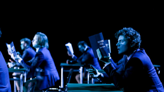 Och-teatr stowarzyszenie umarłych poetów przedstawienie. Mężczyźni czytają o poezji w szkolnych ławkach. fot. Katarzyna Kural-Sadowska